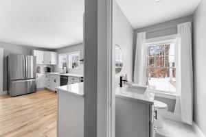 NEW l Modern Comfort wHOT TUB l NH Lakes Region