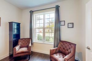 Dog-friendly home with Tesla EV charger, yard, patio, grill, AC, & WD