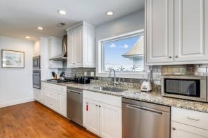 Pier View Oasis - Nags Head MP 16, Oceanfront, Elevator, Theater, Pool, Hot Tub, Pets OK
