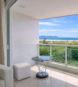 Beira-Mar Praia das Dunas, Varanda Ampla com Vista Mar - 2 Quartos, Suíte King Ar Condicionado, Wi-fi 132Mb - Até 4 Hóspedes em Cabo Frio