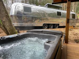 Airstream w Bathtub, River, & Hot Tub