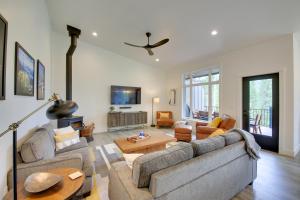 Elegant Priest Lake Townhome about 1 Mi From Lake