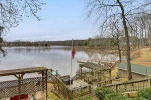Lakefront, Hot tub, Theater Game w Private Dock