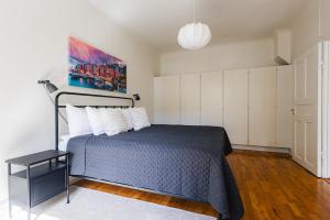 King Bed Smart TV Coffee WiFi Sofa Bed