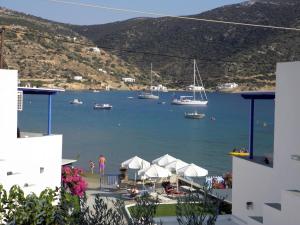 Georges Seaside Apartments Sifnos