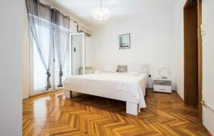 Nice Apartment In Podstrana With Wifi