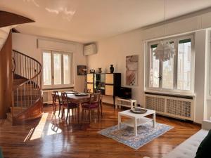 Quadrio Grand Villa - Parking space and Garden