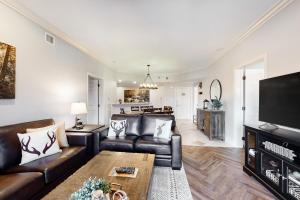 Luxury Condo Sleeps 6 Near Downtown Jetted Tub