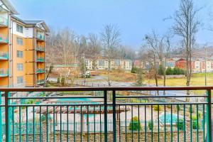 Luxe Condo W Balcony Sleeps 6 Fireplace Hot Tub