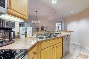 Luxe Condo W Balcony Sleeps 6 Fireplace Hot Tub