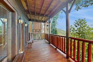 Resort Cabin Sleeps 8 Hot Tub Home Theater Grill