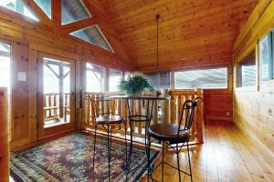 Resort Cabin Sleeps 8 Hot Tub Home Theater Grill