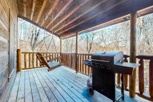 Smoky Mtn Cabin Sleeps 6 Hot Tub Pool Table Games