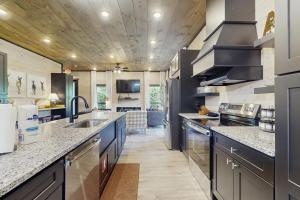 Spacious Family Friendly Cabin Pool Games Theater