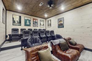 Spacious Family Friendly Cabin Pool Games Theater