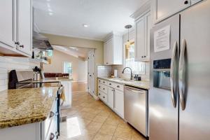 Lovely Lakefront Home Sleeps 6 Firepit Dock Grill