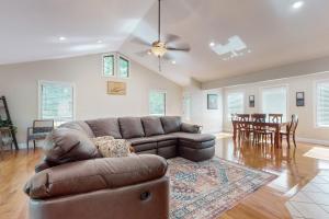 Lovely Lakefront Home Sleeps 6 Firepit Dock Grill