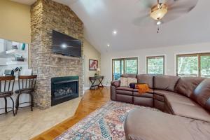 Lovely Lakefront Home Sleeps 6 Firepit Dock Grill