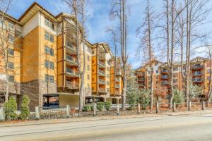 Luxury Condo Near Downtown Sleep 6 Jetted Tub Gym