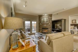 Luxury Condo Near Downtown Sleep 6 Jetted Tub Gym