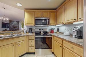 Polished Downtown Condo Sleeps 6 Jetted Tub Gym