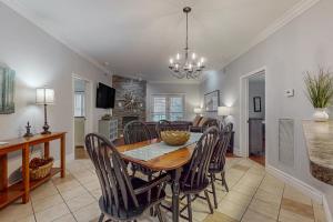 Polished Downtown Condo Sleeps 6 Jetted Tub Gym