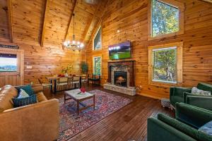Charming Log Cabin Sleeps 8 Hot Tub Arcade Views
