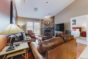 Chic Condo Near Downtown Sleeps 8 Fireplace Gym