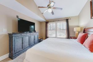 Chic Condo Near Downtown Sleeps 8 Fireplace Gym