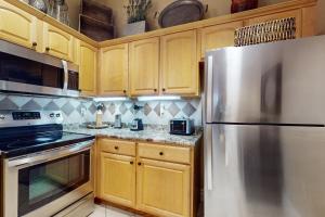 Ideally Located Sleeps 6 Fireplace Jetted Tub