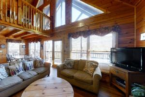 Elegant 2 Story Cabin Sleeps 6 Hot Tub Pool Table