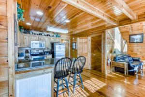 Peaceful cabin in a gated community w Free Attraction Tickets & private hot tub