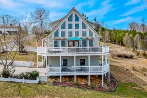 Spacious Luxe Lakefront Home Hot Tub Dock Firepit