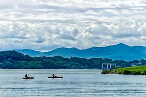 Spacious Luxe Lakefront Home Hot Tub Dock Firepit