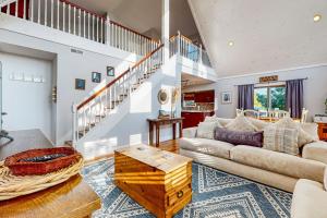 Spacious Luxe Lakefront Home Hot Tub Dock Firepit