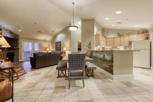 Inviting Creekside Condo Sleeps 8 Jetted Tub Gym