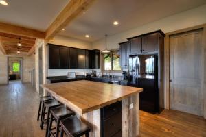 Cozy Cabin W Home Theater Sleeps 15 Hot Tub Views