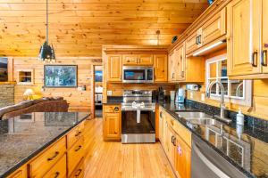Luxury Mtn Retreat W Breathtaking Views Sleeps 14