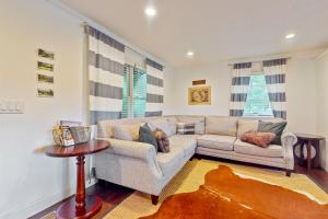 Lakefront Cabin W Private Dock Hot Tub Cigar room