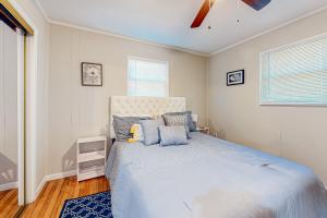 Charming Home Sleeps 8 Fireplace Grill Play House
