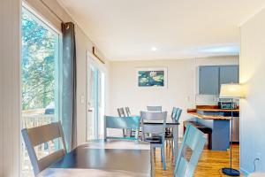 Charming Home Sleeps 8 Fireplace Grill Play House