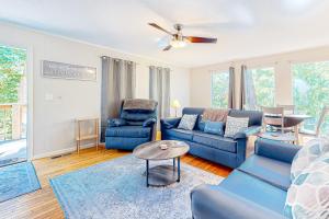 Charming Home Sleeps 8 Fireplace Grill Play House