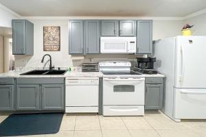 Charming Home Sleeps 8 Fireplace Grill Play House