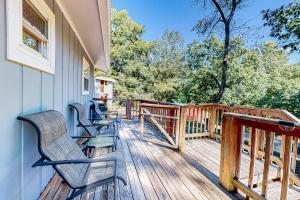 Charming Home Sleeps 8 Fireplace Grill Play House