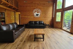 Spacious Cabin Sleep 10 Hot Tub Shared Pool Games
