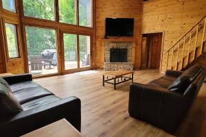 Spacious Cabin Sleep 10 Hot Tub Shared Pool Games