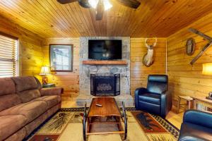 Cozy Wooded Cabin Game Room Hot Tub Large Deck