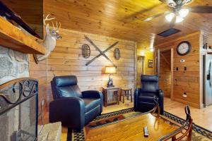Cozy Wooded Cabin Game Room Hot Tub Large Deck