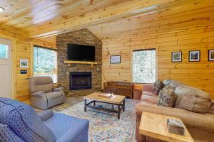 Wooded cabin w free attraction Tickets hot tub fireplaces & furnished deck