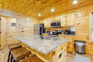 Wooded cabin w free attraction Tickets hot tub fireplaces & furnished deck